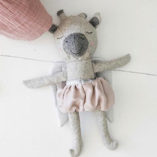 Mildred The Giraffe - 35 cm Softie - and the little dog laughed